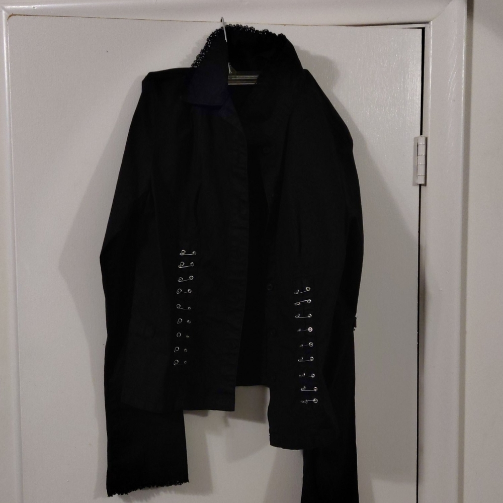 Tripp button down safety pin